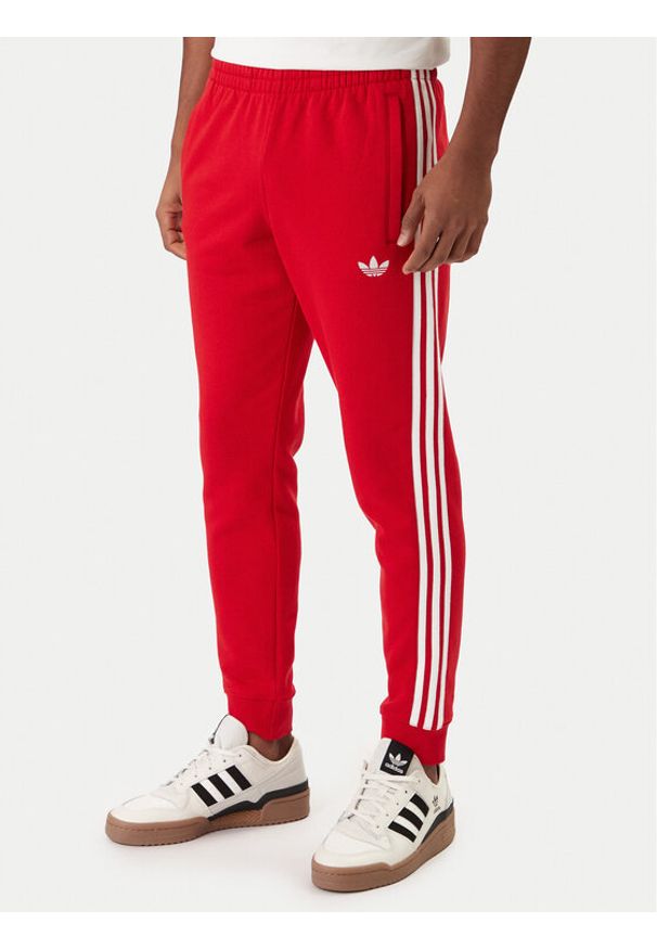 Adidas - adidas Spodnie dresowe 3-Stripes KE3560 Czerwony Slim Fit. Kolor: czerwony. Materiał: syntetyk