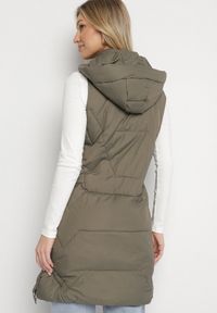 Born2be - Ciemnozielona Pikowana Kamizelka z Odpinanym Kapturem i Ściągaczami Lorianvia. Okazja: na co dzień, na spacer. Kolor: zielony. Materiał: jeans. Styl: sportowy, elegancki, casual #5