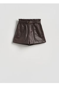 Reserved - Szorty z imitacji skóry z paskiem - ciemnobrązowy. Kolor: brązowy. Materiał: skóra #1