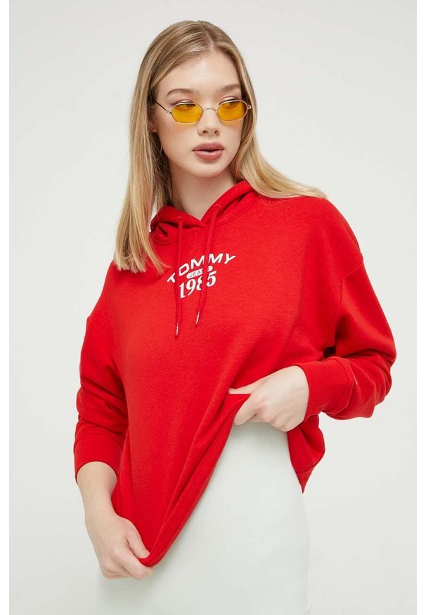 Tommy Jeans bluza damska kolor czerwony z kapturem z nadrukiem. Typ kołnierza: kaptur. Kolor: czerwony. Materiał: bawełna, dzianina. Długość rękawa: długi rękaw. Długość: długie. Wzór: nadruk