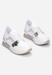Born2be - Białe Sneakersy Ryrana. Nosek buta: okrągły. Kolor: biały. Materiał: materiał, lakier. Szerokość cholewki: normalna. Wzór: aplikacja, gładki