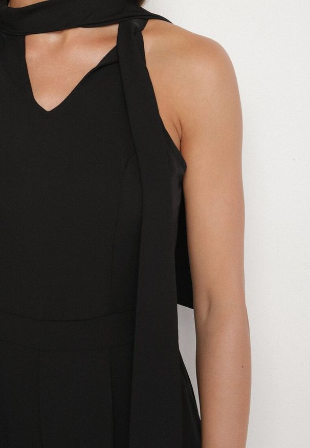 Born2be - Czarny Kombinezon Bez Rękawów z Ozdobnym Wiązaniem i Szerokimi Nogawkami Silarine. Okazja: na co dzień. Kolor: czarny. Materiał: jeans. Długość rękawa: bez rękawów. Styl: casual, elegancki, sportowy, klasyczny