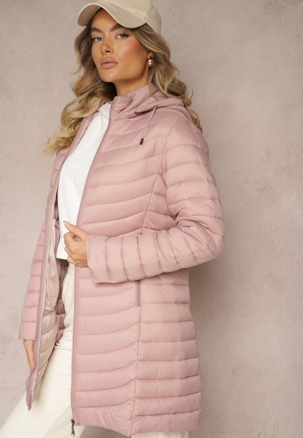 Renee - Różowa Kurtka o Wydłużonym Kroju Pikowana z Odpinanym Kapturem Sintinea. Okazja: na co dzień. Kolor: różowy. Materiał: jeans. Styl: elegancki, casual