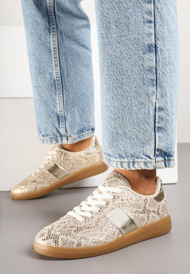 Renee - Złote Wężowe Sneakersy Tenisówki w Kultowym Stylu Neolithaen. Okazja: na co dzień. Zapięcie: sznurówki. Kolor: złoty. Materiał: jeans