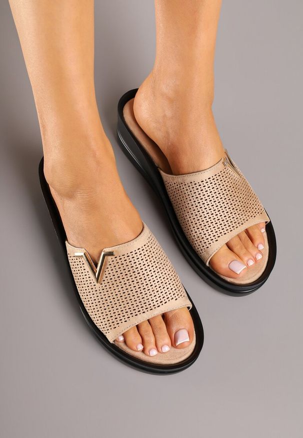 Renee - Beżowe Klapki Vices Ażurowe z Metalicznym Detalem na Koturnie Gleorine. Okazja: na co dzień. Kolor: beżowy. Materiał: jeans. Wzór: ażurowy. Sezon: lato. Obcas: na koturnie. Styl: casual