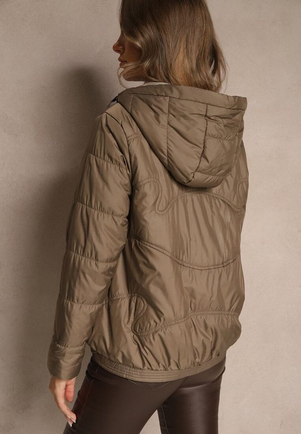 Renee - Brązowa Kurtka z Pikowanymi Przeszyciami i Kapturem Zdobiona Sznurkami Evivienne. Okazja: na spacer, na co dzień. Kolor: brązowy. Materiał: dzianina, poliester, jeans. Wzór: aplikacja. Styl: casual, klasyczny