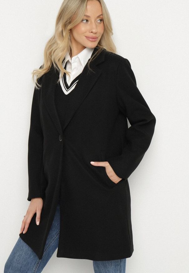 Born2be - Czarny Płaszcz Jednorzędowy Sono. Okazja: na co dzień. Typ kołnierza: golf. Kolor: czarny. Materiał: dzianina, jeans. Długość: do kolan. Styl: casual