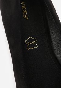 Renee - Czarne Czółenka z Wkładką z Naturalnej Skóry i Metaliczną Wstawką Sariann. Kolor: czarny. Materiał: skóra. Obcas: na obcasie. Styl: elegancki. Wysokość obcasa: średni #4