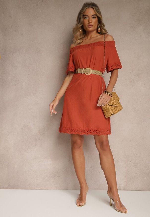 Renee - Pomarańczowa Sukienka o Kroju Hiszpanki z Bawełny z Ażurowymi Zdobieniami Filviana. Okazja: na plażę, na co dzień. Typ kołnierza: dekolt hiszpanka. Kolor: pomarańczowy. Materiał: bawełna. Długość rękawa: krótki rękaw. Wzór: ażurowy, aplikacja. Typ sukienki: rozkloszowane. Styl: casual, elegancki