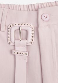 Renee - Różowe Eleganckie Spodnie o Szerokim Kroju z Ozdobnym Paskiem Airia. Kolor: różowy. Długość: krótkie. Styl: elegancki #8