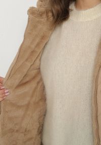 Born2be - Ciemnobeżowa Długa Kurtka Dwustronna z Pikowanymi Przeszyciami i Kapturem Olidia. Okazja: na spacer, na co dzień. Kolor: beżowy. Materiał: dzianina, jeans, futro, poliester. Długość: długie. Styl: casual, elegancki #3