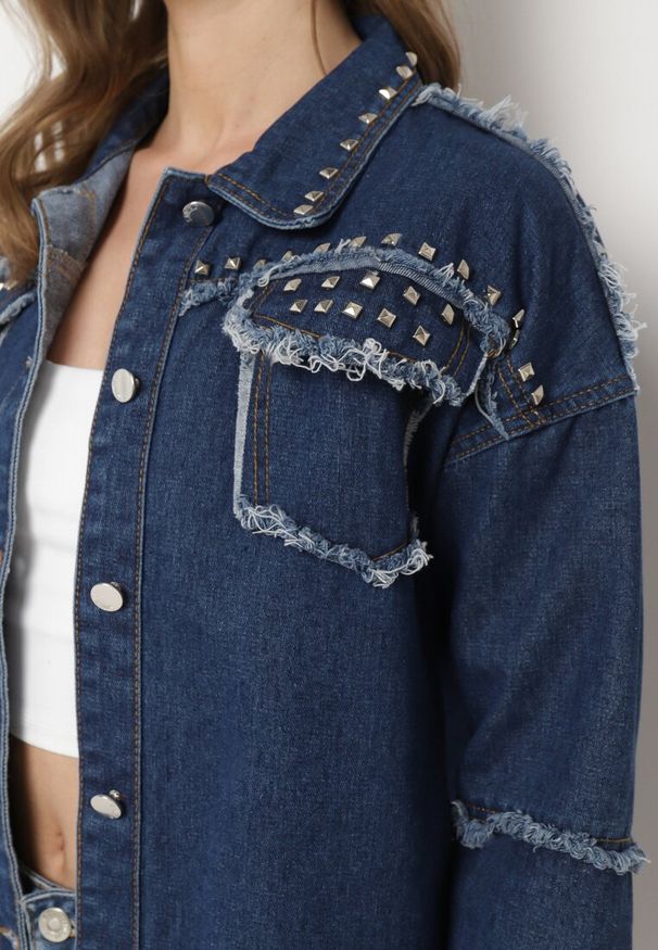 Born2be - Granatowa Bawełniana Kurtka Jeansowa z Ćwiekami Quintilla. Okazja: na co dzień. Kolor: niebieski. Materiał: jeans, bawełna. Styl: rockowy, casual
