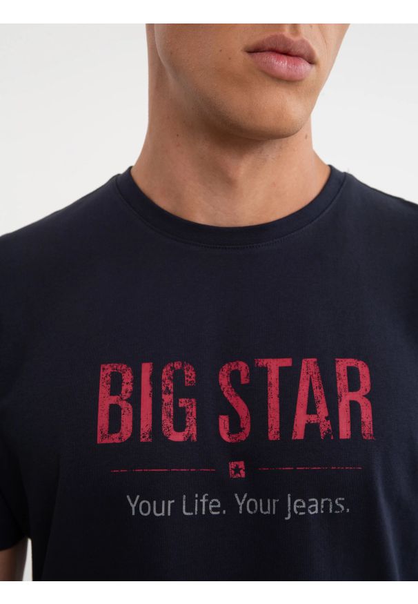 Big-Star - Koszulka męska o klasycznym kroju granatowa Bruno 403. Okazja: na co dzień. Kolor: niebieski. Materiał: denim, jeans, tkanina. Wzór: napisy, nadruk, aplikacja. Styl: klasyczny