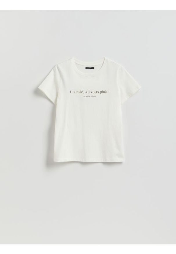 Reserved - T-shirt z nadrukiem - biały. Kolor: biały. Materiał: dzianina, bawełna. Wzór: nadruk. Styl: klasyczny