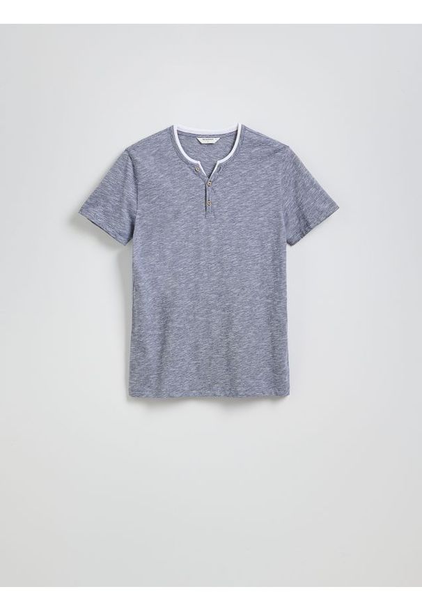 Reserved - T-shirt slim z rozpinanym dekoltem - granatowy. Kolor: niebieski. Materiał: bawełna, dzianina