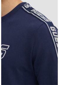 Guess - GUESS Granatowa męska bluza z lampasami Arlo Cn, Rozmiar XXL. Okazja: na co dzień, do domu. Kolor: niebieski. Materiał: elastan, bawełna. Długość rękawa: długi rękaw. Długość: długie. Styl: casual #4