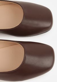 Born2be - Brązowe Eleganckie Balerinki z Paskiem z Klamerką i Kwadratowym Noskiem Brilea. Okazja: na co dzień, na uczelnię. Zapięcie: pasek. Kolor: brązowy. Materiał: jeans. Styl: elegancki #6