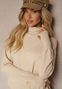 Renee - Beżowy Prążkowany Golf z Kaszmirem z Obniżoną Linią Ramion Nerolina. Typ kołnierza: golf. Kolor: beżowy. Materiał: prążkowany, kaszmir. Sezon: zima #5