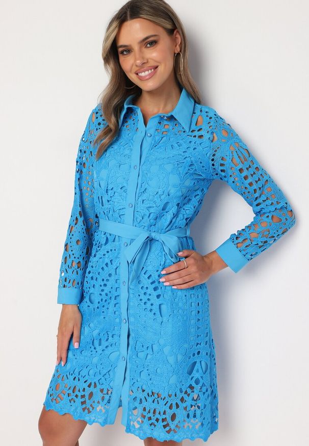 Born2be - Niebieska Ażurowa Sukienka Koszulowa Mini z Wiązanym Paskiem Jolira. Kolor: niebieski. Materiał: tkanina, materiał. Wzór: ażurowy. Typ sukienki: koszulowe. Długość: mini