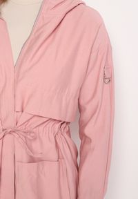 Born2be - Różowa Kurtka Parka z Nieodpinanym Kapturem i Troczkiem w Pasie Mevarie. Okazja: na co dzień. Kolor: różowy. Materiał: jeans. Wzór: aplikacja. Styl: casual, sportowy #6