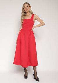 Born2be - Czerwona Rozkloszowana Sukienka na Szerokich Ramiączkach Reterna. Okazja: na imprezę. Typ kołnierza: dekolt kwadratowy. Kolor: czerwony. Długość rękawa: na ramiączkach. Styl: elegancki. Długość: mini #1
