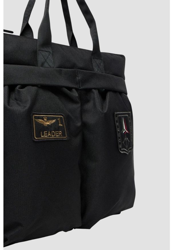 Aeronautica Militare - AERONAUTICA MILITARE Czarna męska torba sportowa. Kolor: czarny. Wzór: aplikacja