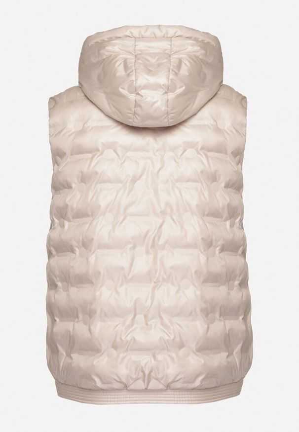 Born2be - Beżowa Pikowana Kamizelka z Kapturem i Ściągaczem w Talii Evelbia. Okazja: na spacer. Typ kołnierza: kaptur. Kolekcja: plus size. Kolor: beżowy. Materiał: jeans. Wzór: aplikacja. Styl: klasyczny, elegancki