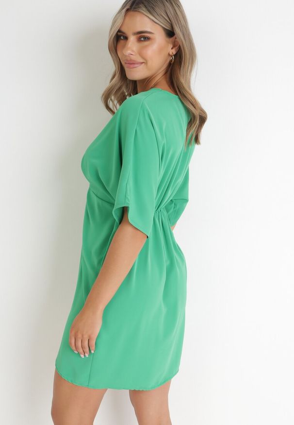 Born2be - Zielona Sukienka z Kopertowym Dekoltem i Rękawem Nietoperz Eupfia. Kolor: zielony. Sezon: lato. Typ sukienki: kopertowe