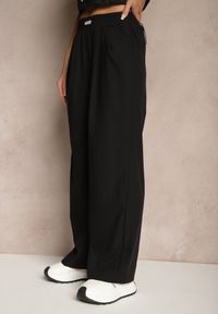 Renee - Czarne Spodnie o Szerokim Kroju z Bawełną High Waist Ozdobione Naszywką Naneriela. Okazja: na co dzień. Stan: podwyższony. Kolor: czarny. Materiał: bawełna. Wzór: aplikacja. Styl: casual, elegancki