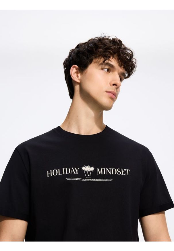 Reserved - T-shirt regular z nadrukiem - czarny. Kolor: czarny. Materiał: bawełna, dzianina. Wzór: nadruk