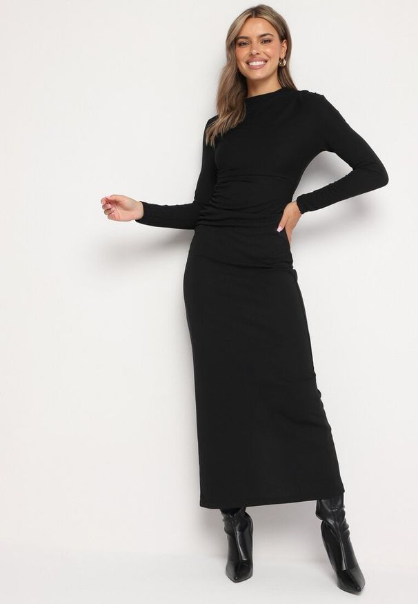 Born2be - Czarna Dopasowana Sukienka Koktajlowa z Modnym Drapowaniem i Rozcięciem Faeridae. Kolor: czarny. Styl: wizytowy