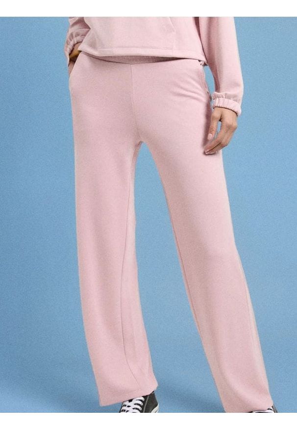 Sinsay - Spodnie dresowe z szerokimi nogawkami soft touch - różowy. Kolor: różowy. Materiał: dresówka