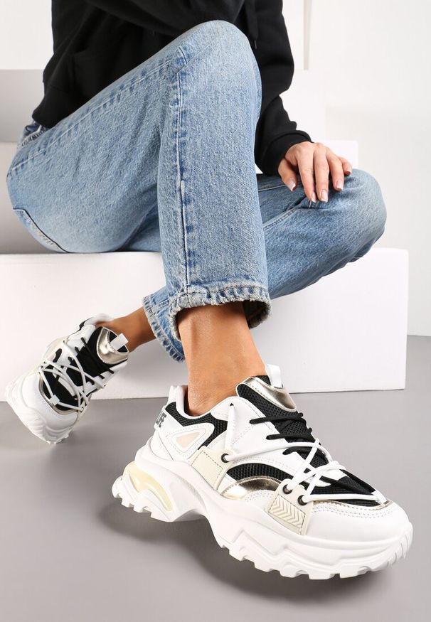 Renee - Biało-Czarne Sneakersy z Ekoskóry ze Sznurowaniem Ozdobione Ażurową Siateczką Mochani. Kolor: biały. Wzór: ażurowy, aplikacja