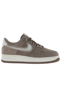 Buty męskie Nike Air Force 1 '07 HJ4465-200 - brązowe. Zapięcie: sznurówki. Kolor: brązowy. Materiał: zamsz, skóra. Szerokość cholewki: normalna. Sezon: lato. Model: Nike Air Force #1