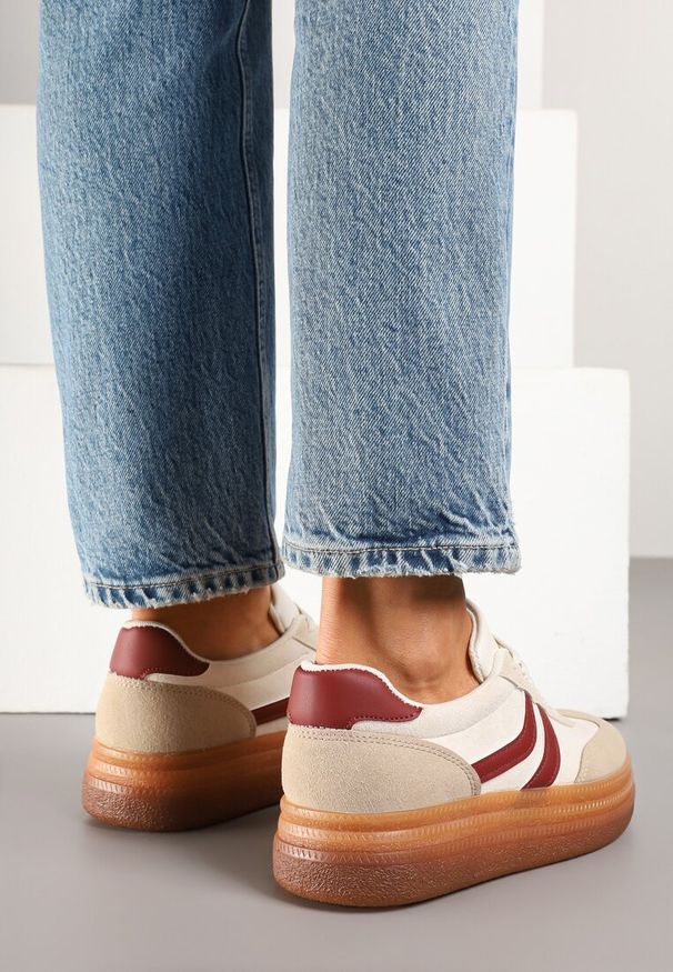 Renee - Beżowo-Bordowe Sneakersy Typu Kultowe Tenisówki na Niskiej Platformie Olritia. Okazja: na co dzień. Kolor: beżowy. Materiał: jeans. Szerokość cholewki: normalna. Wzór: aplikacja. Obcas: na platformie