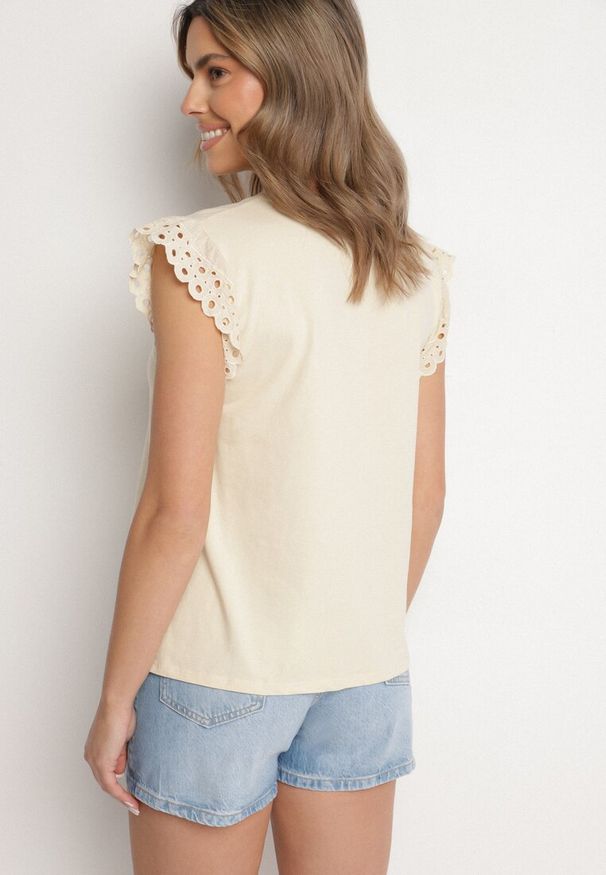 Born2be - Beżowa Bluzka z Bawełny z Ażurowymi Falbankami Zamiast Rękawów Vodelia. Typ kołnierza: kołnierz z falbankami. Kolor: beżowy. Materiał: bawełna. Wzór: ażurowy