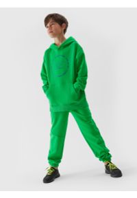 4F JUNIOR - Spodnie dresowe joggery chłopięce. Kolor: zielony. Materiał: dresówka. Wzór: napisy #1