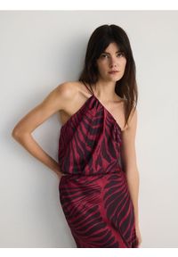 Reserved - Top z dekoltem halter - bordowy. Typ kołnierza: dekolt halter. Kolor: czerwony. Materiał: tkanina. Długość: krótkie #1