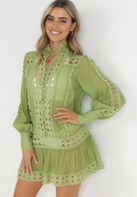 Born2be - Zielona Pudełkowa Tunika z Koronką i Długim Rękawem Ahrar. Typ kołnierza: kołnierzyk stójkowy. Kolor: zielony. Materiał: koronka. Długość rękawa: długi rękaw. Długość: długie. Wzór: koronka #1