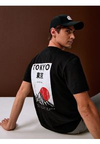 Sinsay - Bawełniana koszulka z nadrukiem na plecach - czarny. Kolor: czarny. Materiał: bawełna. Wzór: nadruk #1