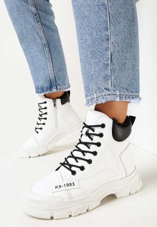 Born2be - Białe Traperki na Grubej Podeszwie z Sznurowaniem Saranema. Kolor: biały