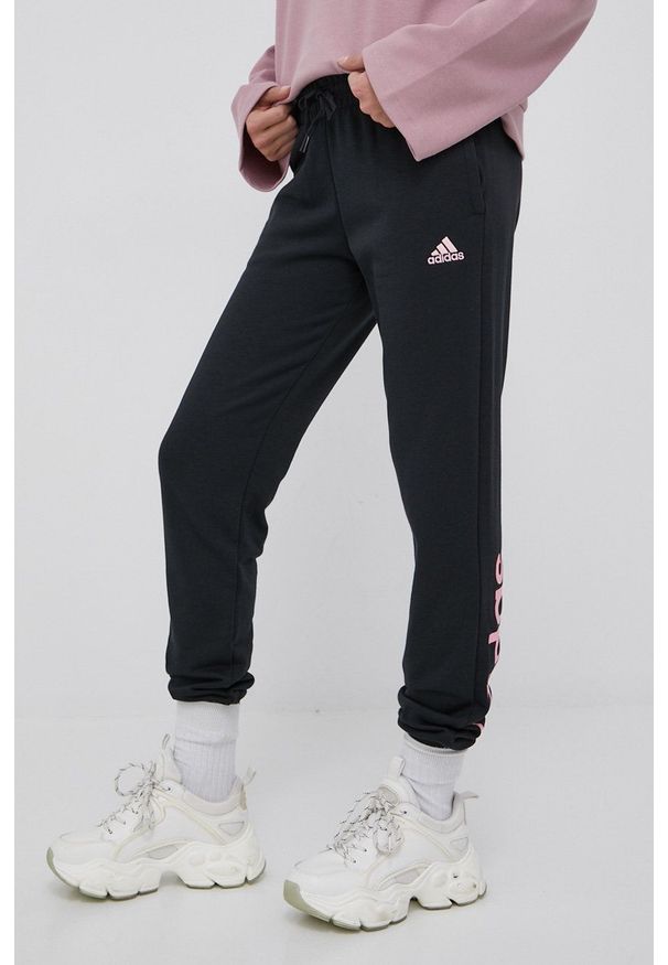 Adidas - adidas spodnie damskie kolor czarny z nadrukiem. Kolor: czarny. Materiał: materiał. Wzór: nadruk