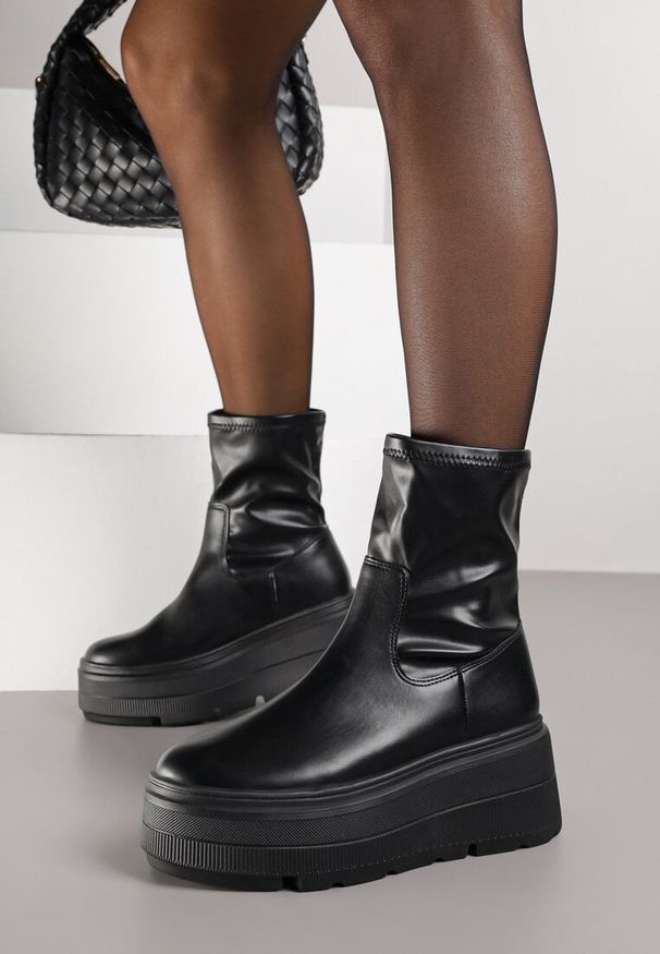 Born2be - Czarne Wsuwane Botki Vices na Platformie w Stylu Cyber Nilvessa. Okazja: na co dzień. Zapięcie: bez zapięcia. Kolor: czarny. Szerokość cholewki: normalna. Obcas: na platformie. Styl: casual, elegancki