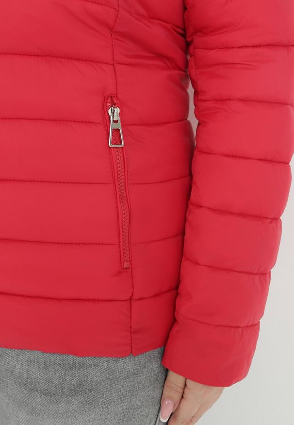 Born2be - Czerwona Kurtka Pikowana Stelle. Okazja: na co dzień. Kolekcja: plus size. Kolor: czerwony. Długość: długie. Wzór: gładki. Materiał: materiał, tkanina. Długość rękawa: długi rękaw. Sezon: zima, jesień. Styl: casual