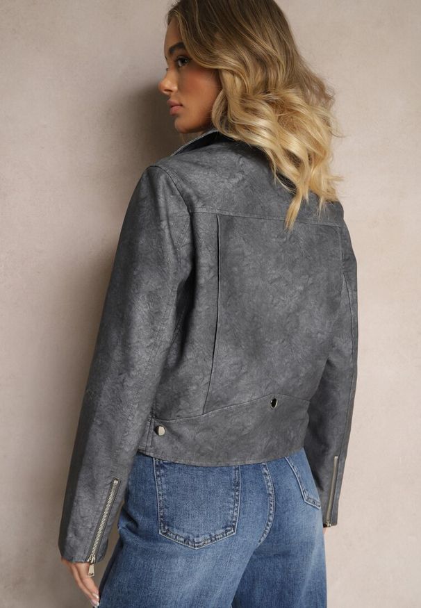 Renee - Szara Kurtka o Kroju Ramoneski z Paskiem ze Sprzączką i Kieszeniami Milvila. Okazja: na co dzień. Kolor: szary. Materiał: jeans. Styl: klasyczny, rockowy, casual, elegancki