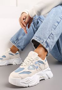 Renee - Beżowo-Niebieskie Sneakersy na Platformie Ozdobione Naszywką Nivaler. Kolor: beżowy. Szerokość cholewki: normalna. Wzór: aplikacja. Obcas: na platformie #3