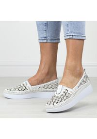 Białe skórzane półbuty damskie T.Sokolski 712. Okazja: na co dzień. Zapięcie: bez zapięcia. Kolor: biały. Materiał: skóra. Szerokość cholewki: normalna. Sezon: wiosna, lato. Styl: casual, klasyczny #1