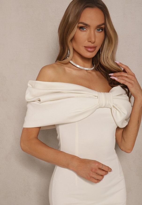 Renee - Beżowa Sukienka Taliowana z Kokardą w Formie Hiszpanki o Dopasowanym Kroju Paladwena. Okazja: na co dzień. Typ kołnierza: kokarda, dekolt hiszpanka. Kolor: beżowy. Materiał: jeans. Typ sukienki: dopasowane, proste. Styl: klasyczny, casual, elegancki