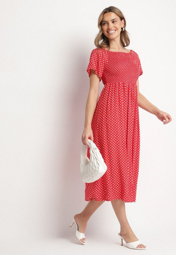 Born2be - Czerwona Sukienka z Bawełny o Rozkloszowanym Kroju w Kropeczki Lisadrisa. Okazja: na imprezę, na co dzień. Kolor: czerwony. Materiał: bawełna. Długość rękawa: krótki rękaw. Styl: casual, klasyczny, elegancki