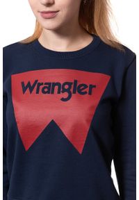 Wrangler - BLUZA WRANGLER DAMSKA LOGO CREW NAVY W6087HY35 112130466. Okazja: na spacer, na imprezę, na co dzień, na randkę. Materiał: jeans, materiał, guma, bawełna. Długość rękawa: długi rękaw. Długość: krótkie. Wzór: nadruk, napisy, aplikacja. Sezon: lato. Styl: casual #3